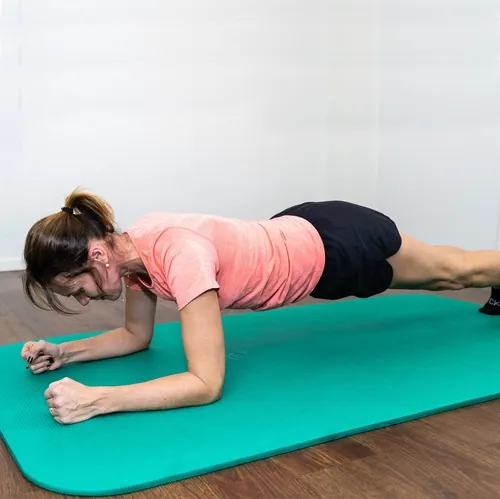 Unterarmstütz auf der Gymnastikmatte