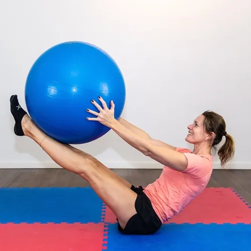 Bauchmuskelübung mit Gymnastikball