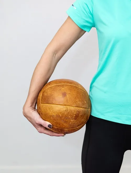 Therapeutin hält einen Medizinball